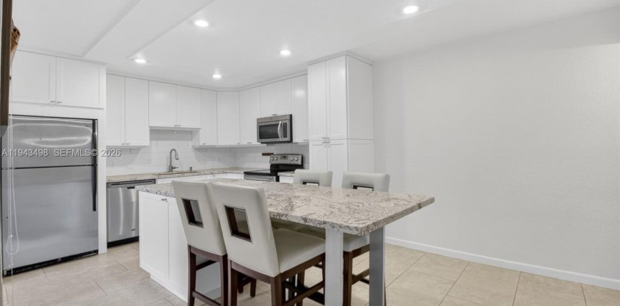 Townhouse in Delray Beach, Florida 2 bedrooms, 114.27 sq.m. № 2000326