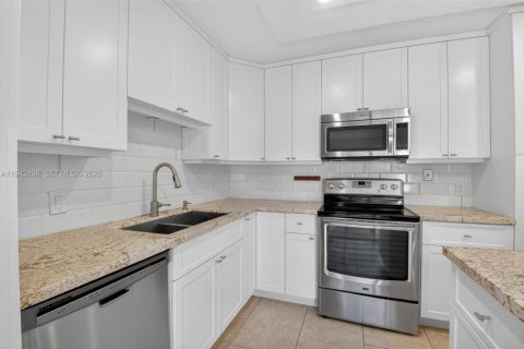 Townhouse in Delray Beach, Florida 2 bedrooms, 114.27 sq.m. № 2000326 - photo 3