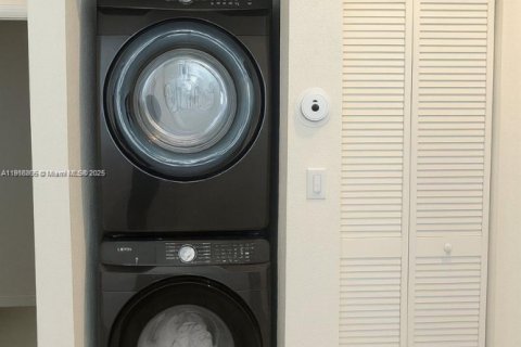 Townhouse in Hialeah, Florida 3 bedrooms, 153.29 sq.m. № 1972085 - photo 20