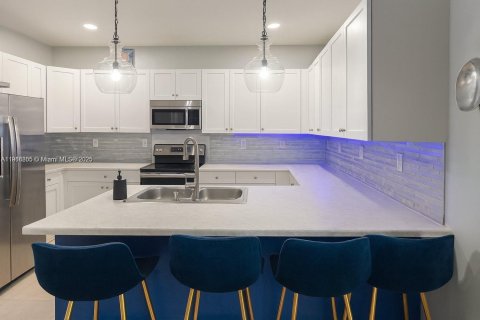 Townhouse in Hialeah, Florida 3 bedrooms, 153.29 sq.m. № 1972085 - photo 7