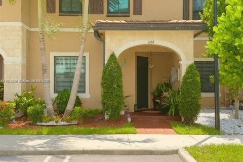 Townhouse in Hialeah, Florida 3 bedrooms, 153.29 sq.m. № 1972085 - photo 1