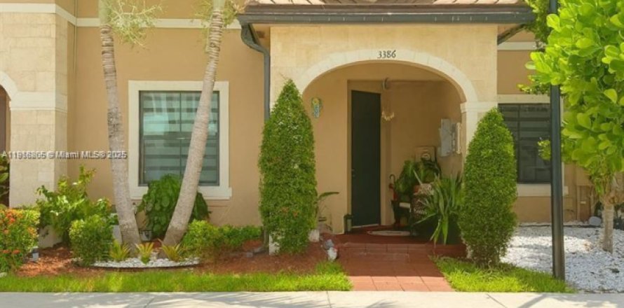 Townhouse in Hialeah, Florida 3 bedrooms, 153.29 sq.m. № 1972085
