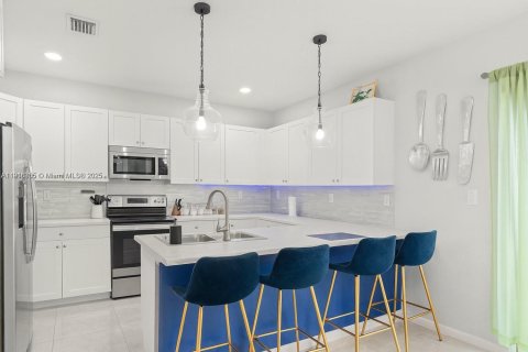 Townhouse in Hialeah, Florida 3 bedrooms, 153.29 sq.m. № 1972085 - photo 6