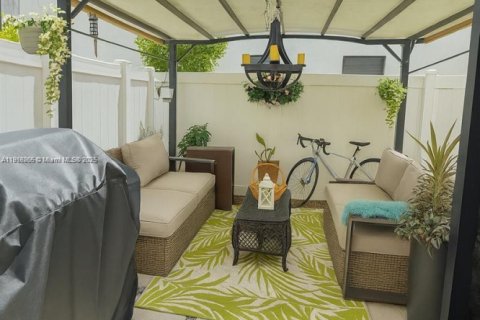 Townhouse in Hialeah, Florida 3 bedrooms, 153.29 sq.m. № 1972085 - photo 18