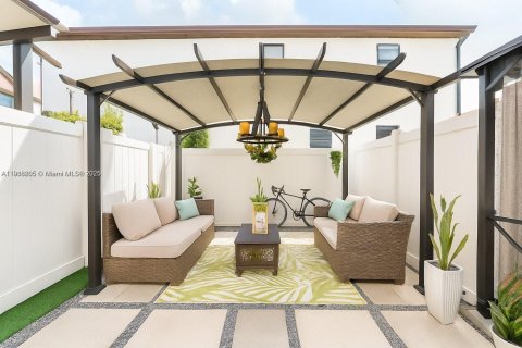 Townhouse in Hialeah, Florida 3 bedrooms, 153.29 sq.m. № 1972085 - photo 17