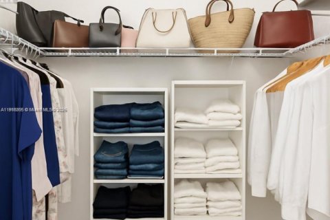 Townhouse in Hialeah, Florida 3 bedrooms, 153.29 sq.m. № 1972085 - photo 12