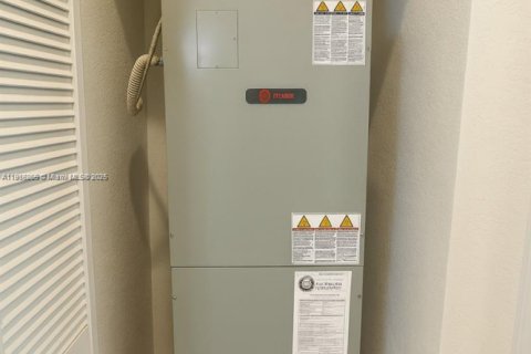 Townhouse in Hialeah, Florida 3 bedrooms, 153.29 sq.m. № 1972085 - photo 21