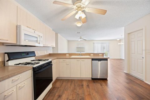 House in The Villages, Florida 2 bedrooms, 107.77 sq.m. № 1883891 - photo 10