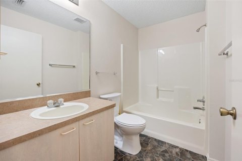 House in The Villages, Florida 2 bedrooms, 107.77 sq.m. № 1883891 - photo 15