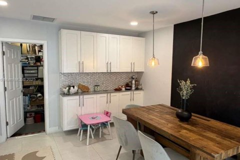 Villa ou maison à vendre à Miami, Floride: 3 chambres, 161.46 m2 № 2017368 - photo 13