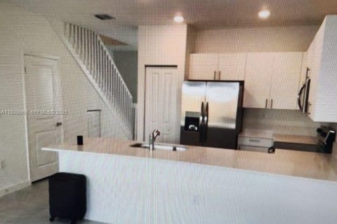 Купить таунхаус в Хомстед, Флорида 3 спальни, 129.41м2, № 1994380 - фото 1