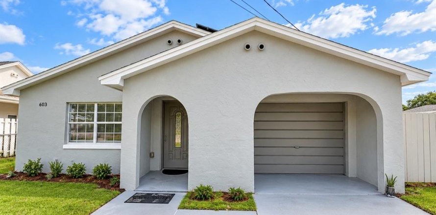 Villa ou maison à MAGNOLIA PARK à Kissimmee, Floride 4 chambres, 111.48 m2 № 2417092