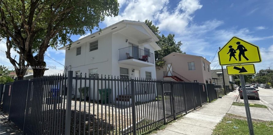 Propiedad comercial en Miami, Florida 116.13 m2 № 1848826