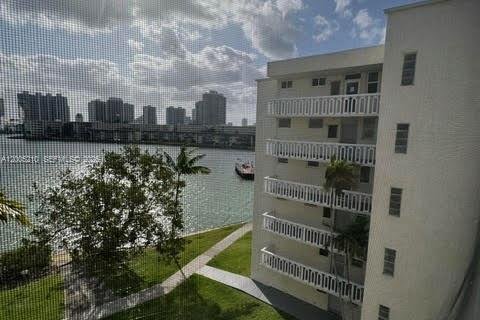 Condo in Aventura, Florida, 2 bedrooms  № 2069552 - photo 13