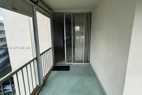 Condo in Aventura, Florida, 2 bedrooms  № 2069552 - photo 16