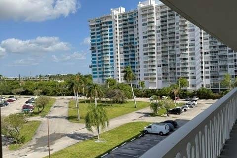Condo in Aventura, Florida, 2 bedrooms  № 2069552 - photo 18