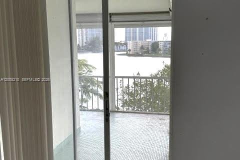 Condo in Aventura, Florida, 2 bedrooms  № 2069552 - photo 11
