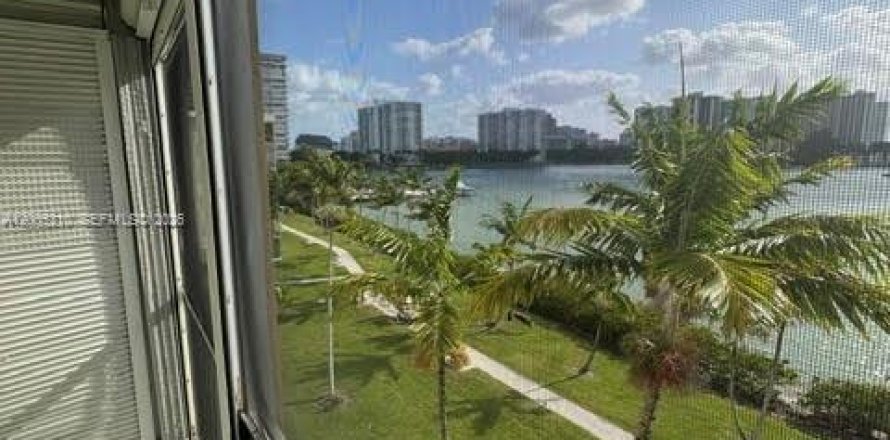 Condo in Aventura, Florida, 2 bedrooms  № 2069552