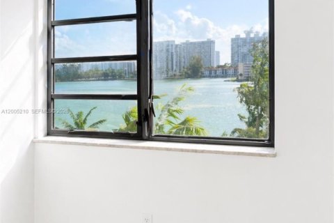 Condo in Aventura, Florida, 2 bedrooms  № 2069552 - photo 7
