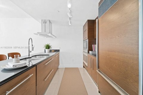 Condo in Miami, Florida, 1 bedroom № 1983814 - photo 5