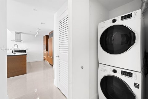 Condo in Miami, Florida, 1 bedroom № 1983814 - photo 6