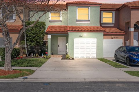 Купить таунхаус в Пемброк-Пайнс, Флорида 3 спальни, 140.75м2, № 2032069 - фото 1