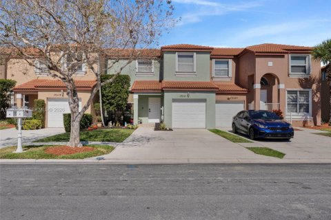 Купить таунхаус в Пемброк-Пайнс, Флорида 3 спальни, 140.75м2, № 2032069 - фото 2