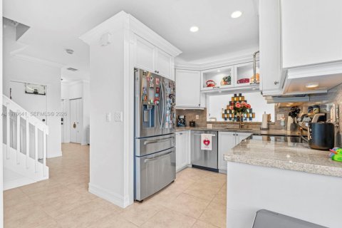 Купить таунхаус в Пемброк-Пайнс, Флорида 3 спальни, 140.75м2, № 2032069 - фото 15