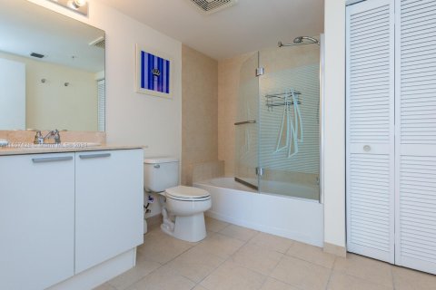 Condo in Sunny Isles Beach, Florida, 2 bedrooms № 1960804 - photo 17