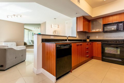 Condo in Sunny Isles Beach, Florida, 2 bedrooms № 1960804 - photo 16