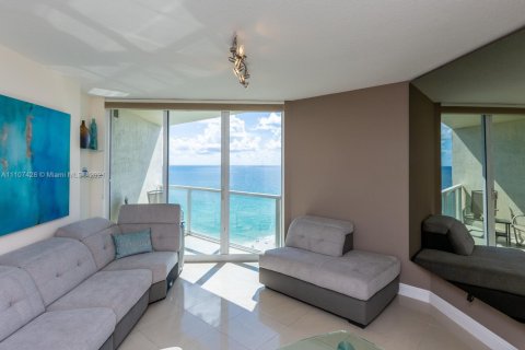 Condo in Sunny Isles Beach, Florida, 2 bedrooms № 1960804 - photo 2