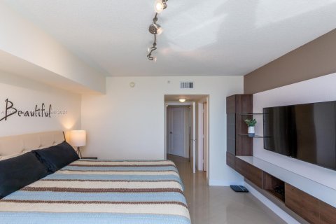 Condo in Sunny Isles Beach, Florida, 2 bedrooms № 1960804 - photo 22