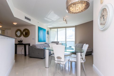 Condo in Sunny Isles Beach, Florida, 2 bedrooms № 1960804 - photo 3