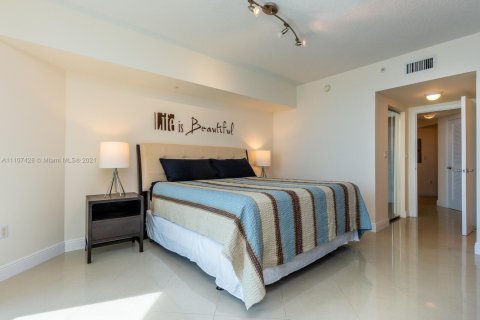 Condo in Sunny Isles Beach, Florida, 2 bedrooms № 1960804 - photo 11