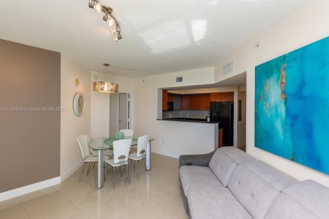 Condo in Sunny Isles Beach, Florida, 2 bedrooms № 1960804 - photo 1