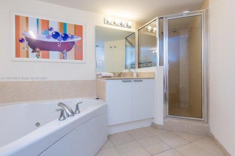 Condo in Sunny Isles Beach, Florida, 2 bedrooms № 1960804 - photo 18