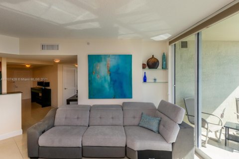 Condo in Sunny Isles Beach, Florida, 2 bedrooms № 1960804 - photo 8