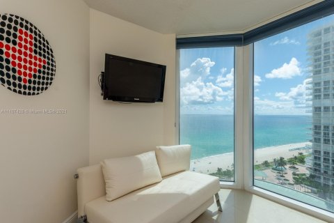 Condo in Sunny Isles Beach, Florida, 2 bedrooms № 1960804 - photo 20