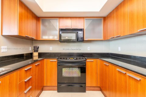 Condo in Sunny Isles Beach, Florida, 2 bedrooms № 1960804 - photo 14