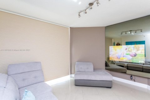 Condo in Sunny Isles Beach, Florida, 2 bedrooms № 1960804 - photo 7