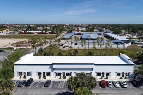 Immobilier commercial à louer à Bonita Springs, Floride: 1070.61 m2 № 1717564 - photo 1