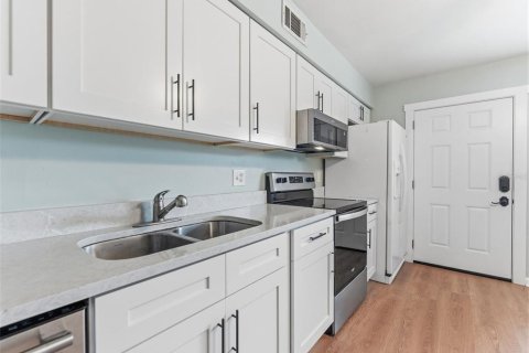 Townhouse in Tampa, Florida 2 bedrooms, 96.99 sq.m. № 2232135 - photo 7