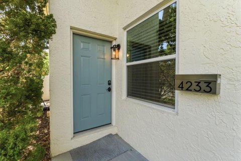 Townhouse in Tampa, Florida 2 bedrooms, 96.99 sq.m. № 2232135 - photo 2