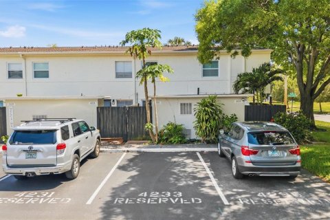Townhouse in Tampa, Florida 2 bedrooms, 96.99 sq.m. № 2232135