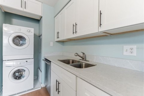 Townhouse in Tampa, Florida 2 bedrooms, 96.99 sq.m. № 2232135 - photo 8