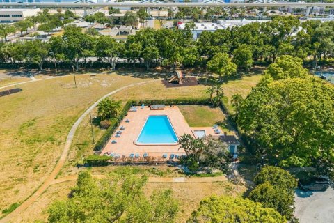 Townhouse in Tampa, Florida 2 bedrooms, 96.99 sq.m. № 2232135 - photo 22