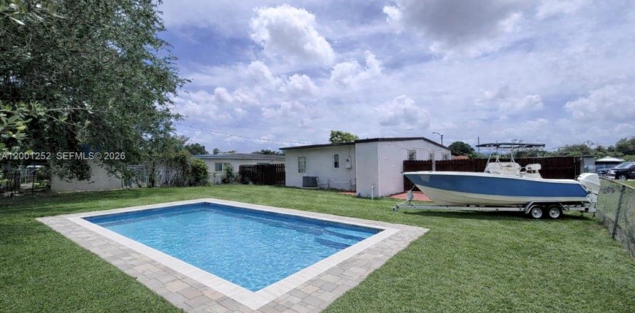 Villa ou maison à Miami Gardens, Floride 3 chambres, 92.72 m2 № 2069195