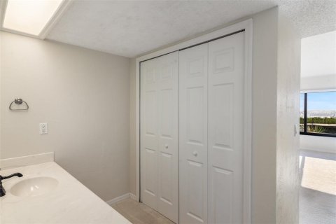 Condo in Ormond Beach, Florida, 2 bedrooms № 2219528 - photo 18