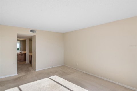 Condo in Ormond Beach, Florida, 2 bedrooms № 2219528 - photo 16