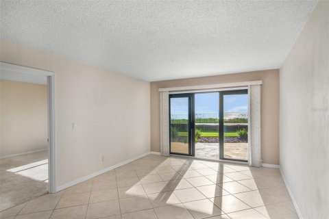 Condo in Ormond Beach, Florida, 2 bedrooms № 2219528 - photo 13